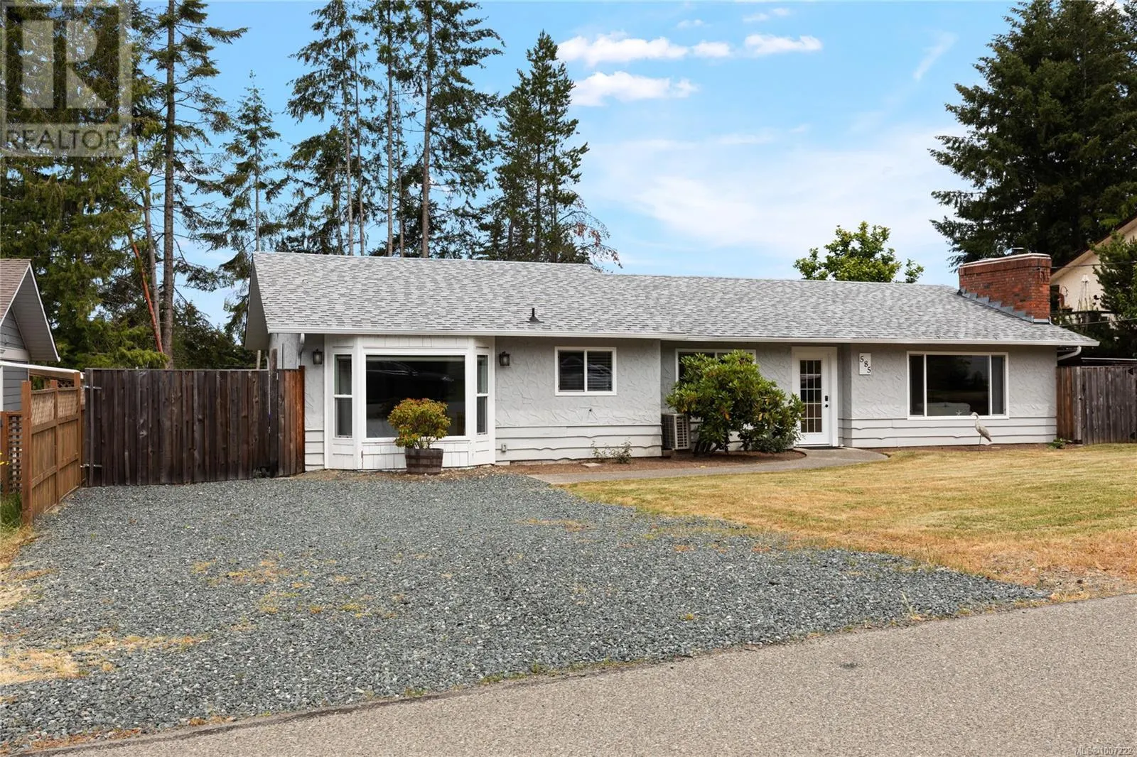 585 Tamarack Dr