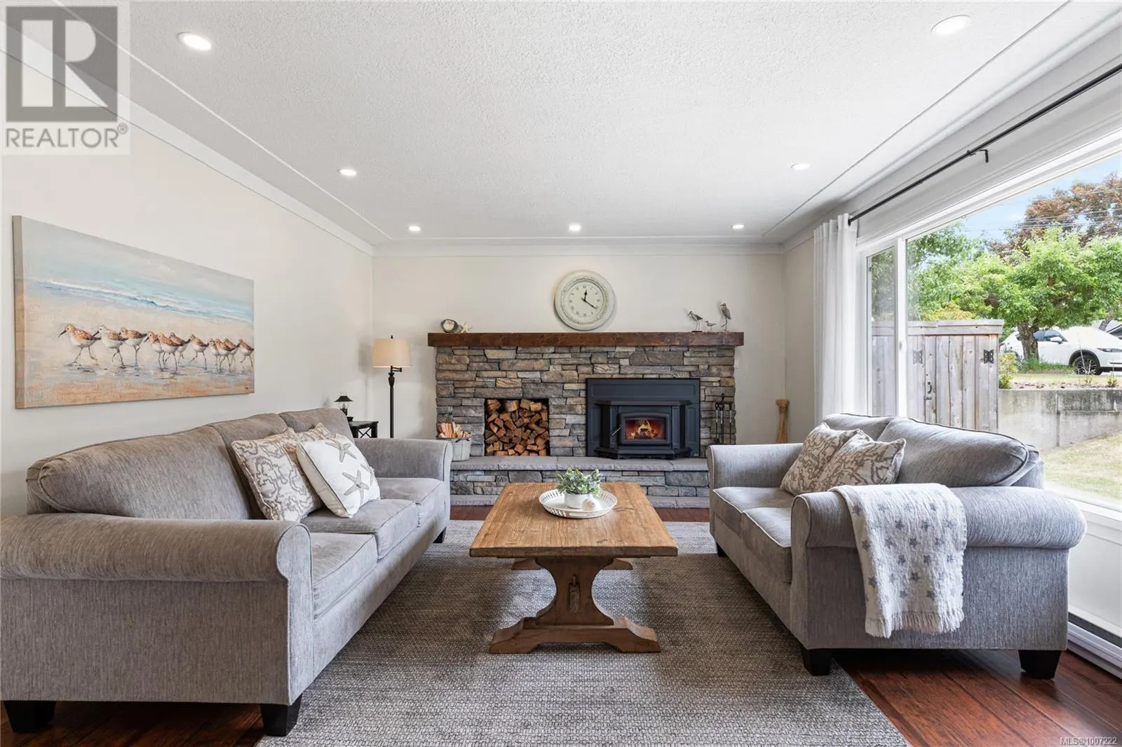 585 Tamarack Dr