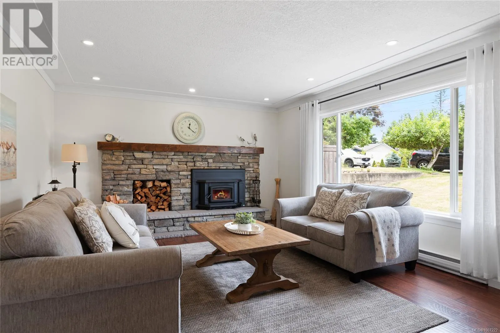 585 Tamarack Dr