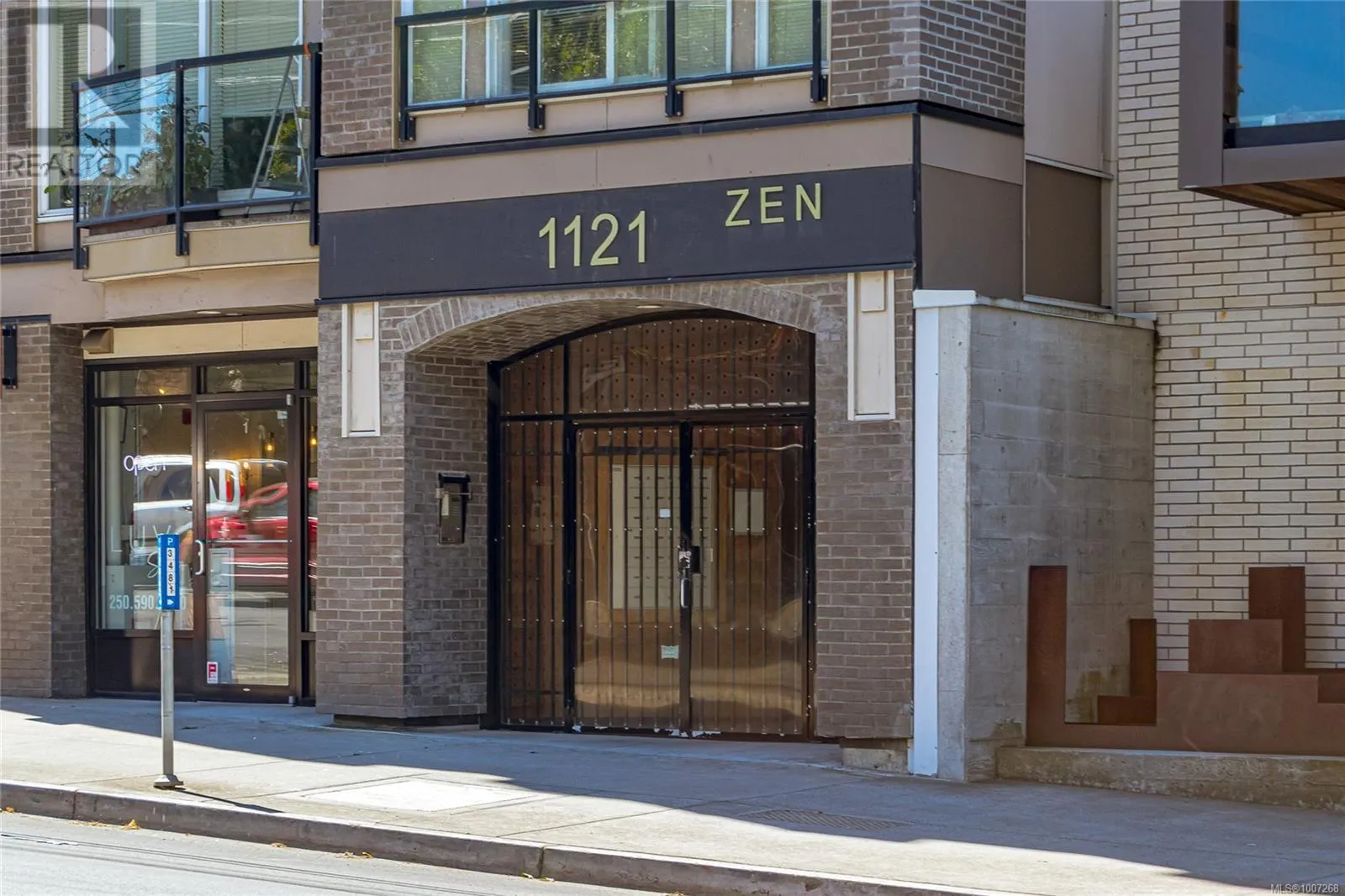 402 1121 Fort St