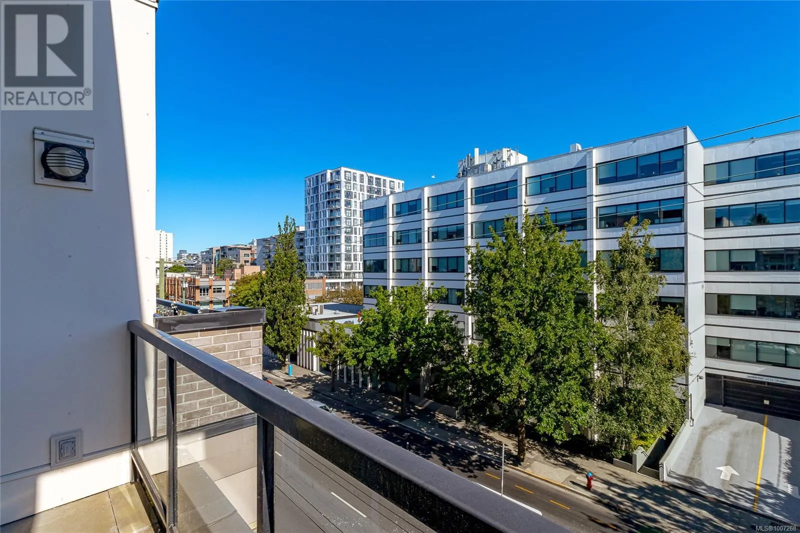 402 1121 Fort St