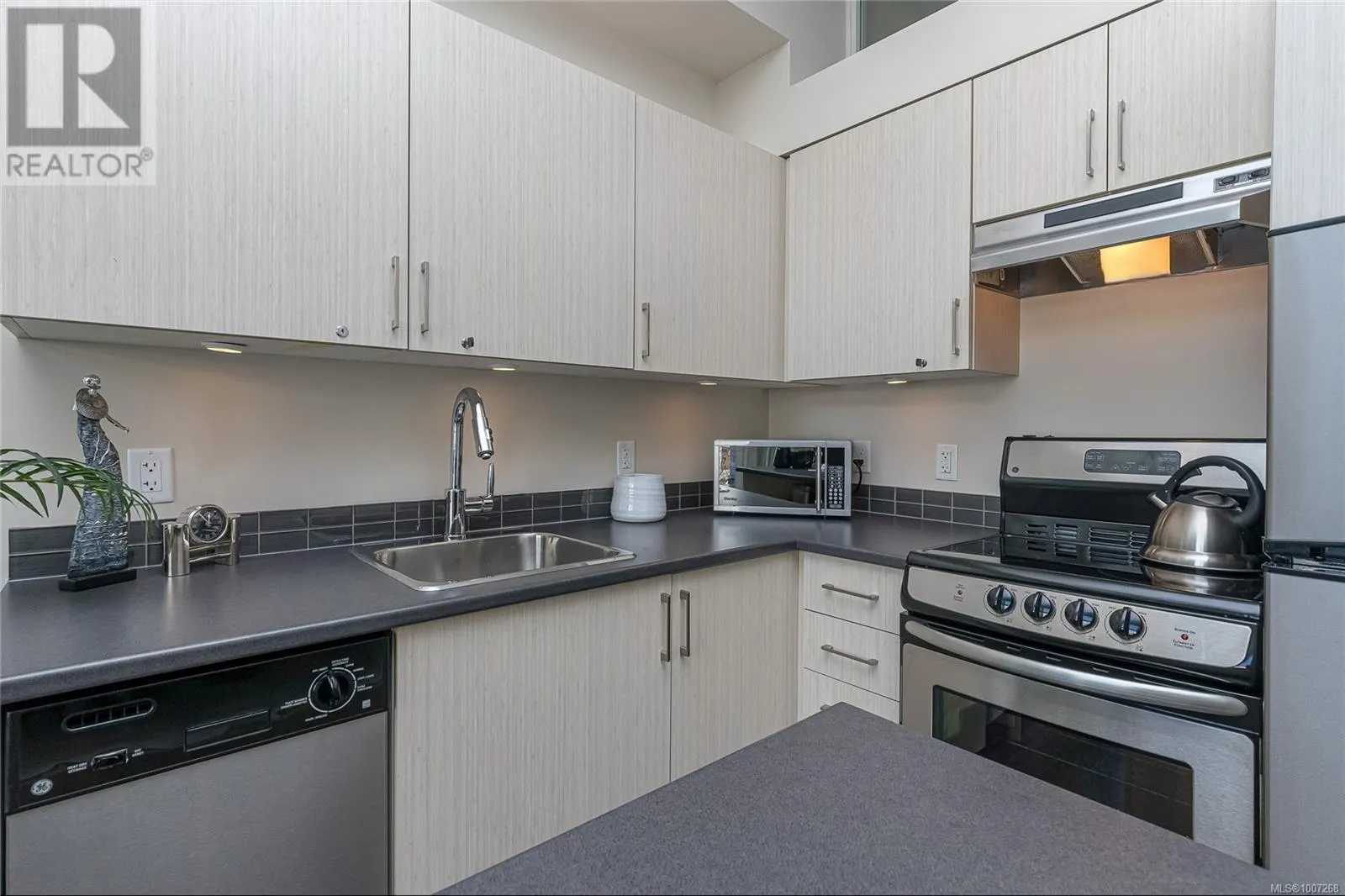 402 1121 Fort St