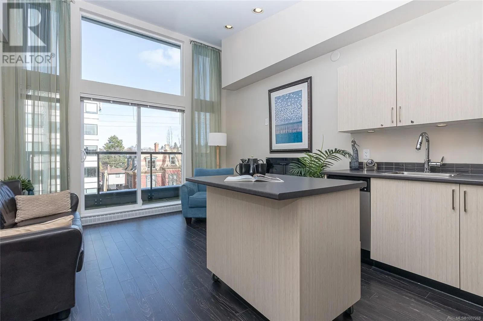 402 1121 Fort St