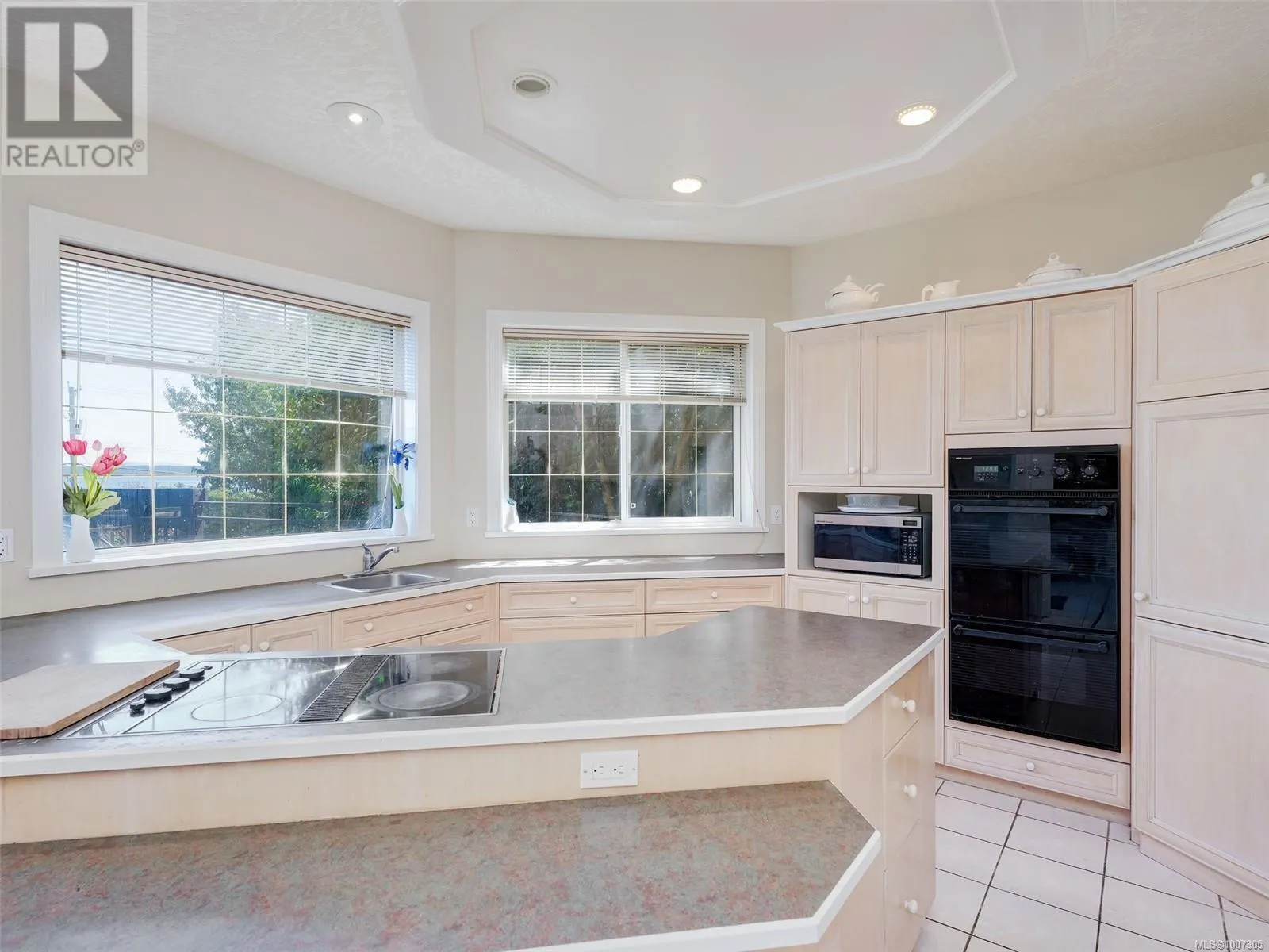 8626 Lochside Dr