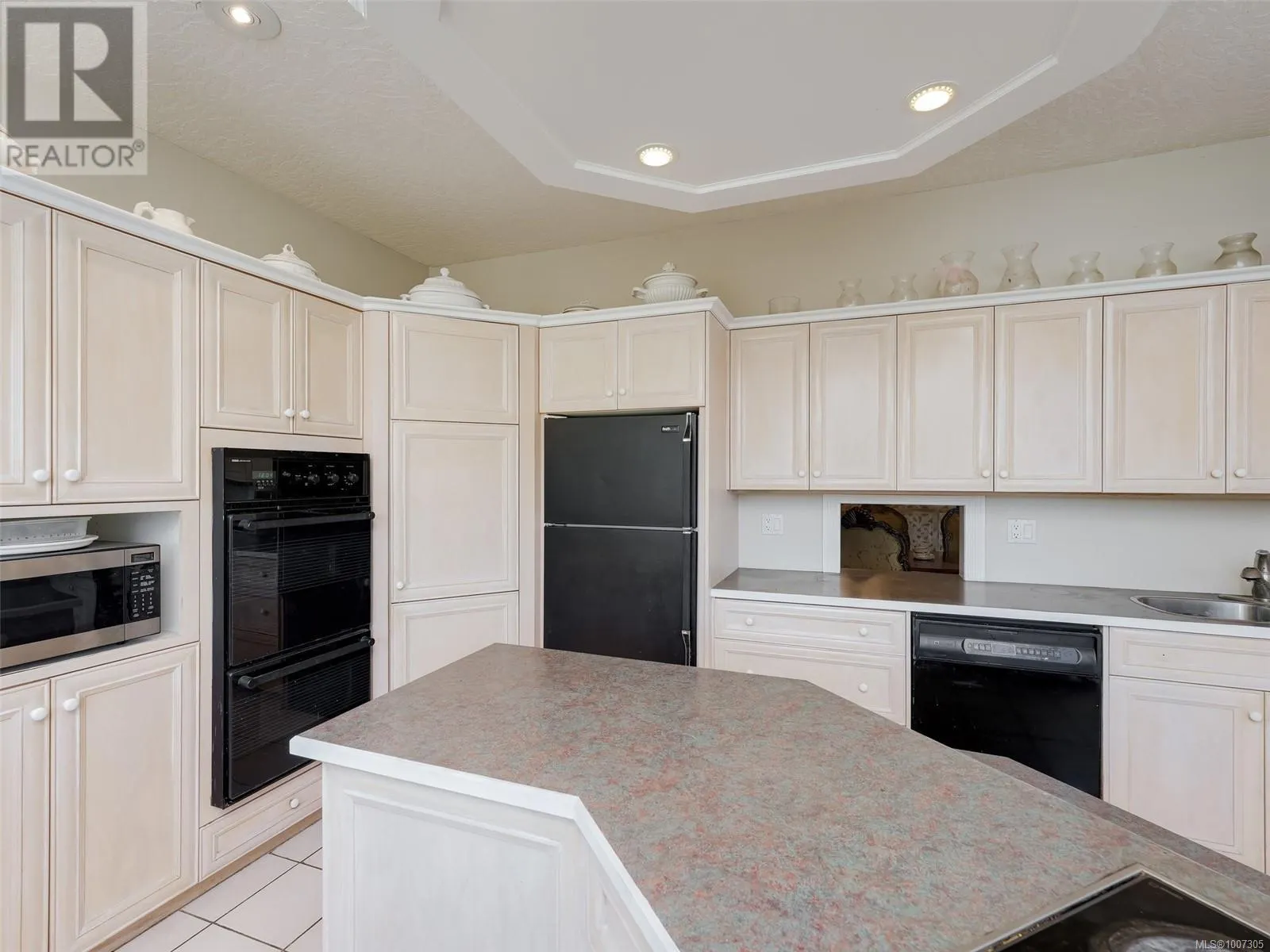 8626 Lochside Dr