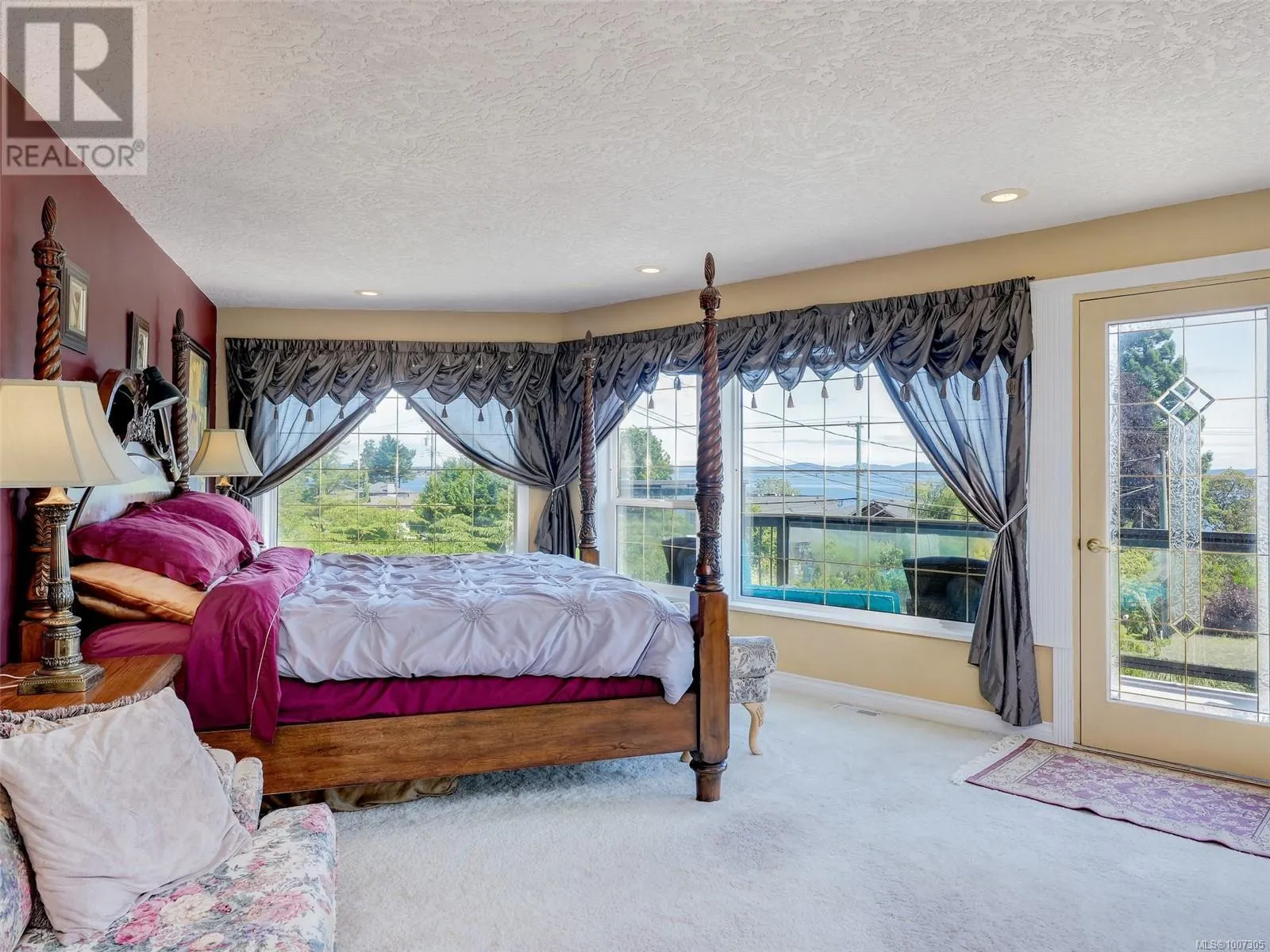 8626 Lochside Dr