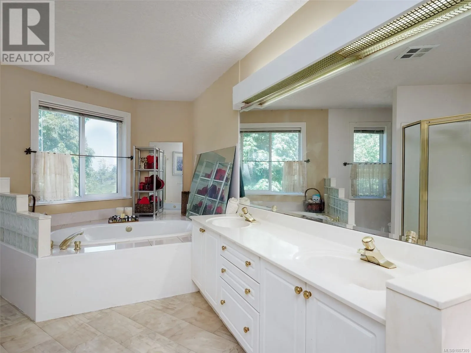 8626 Lochside Dr