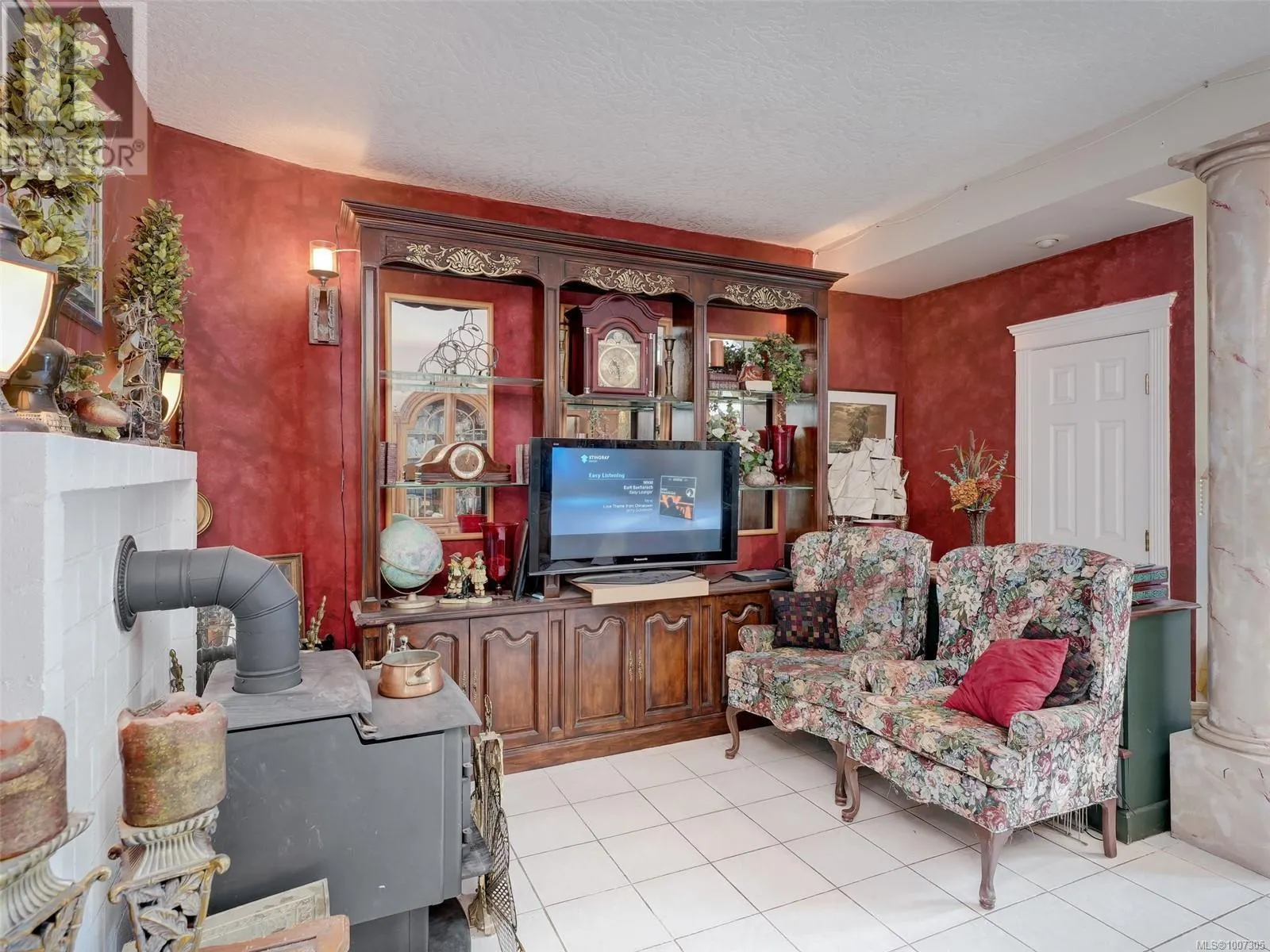 8626 Lochside Dr