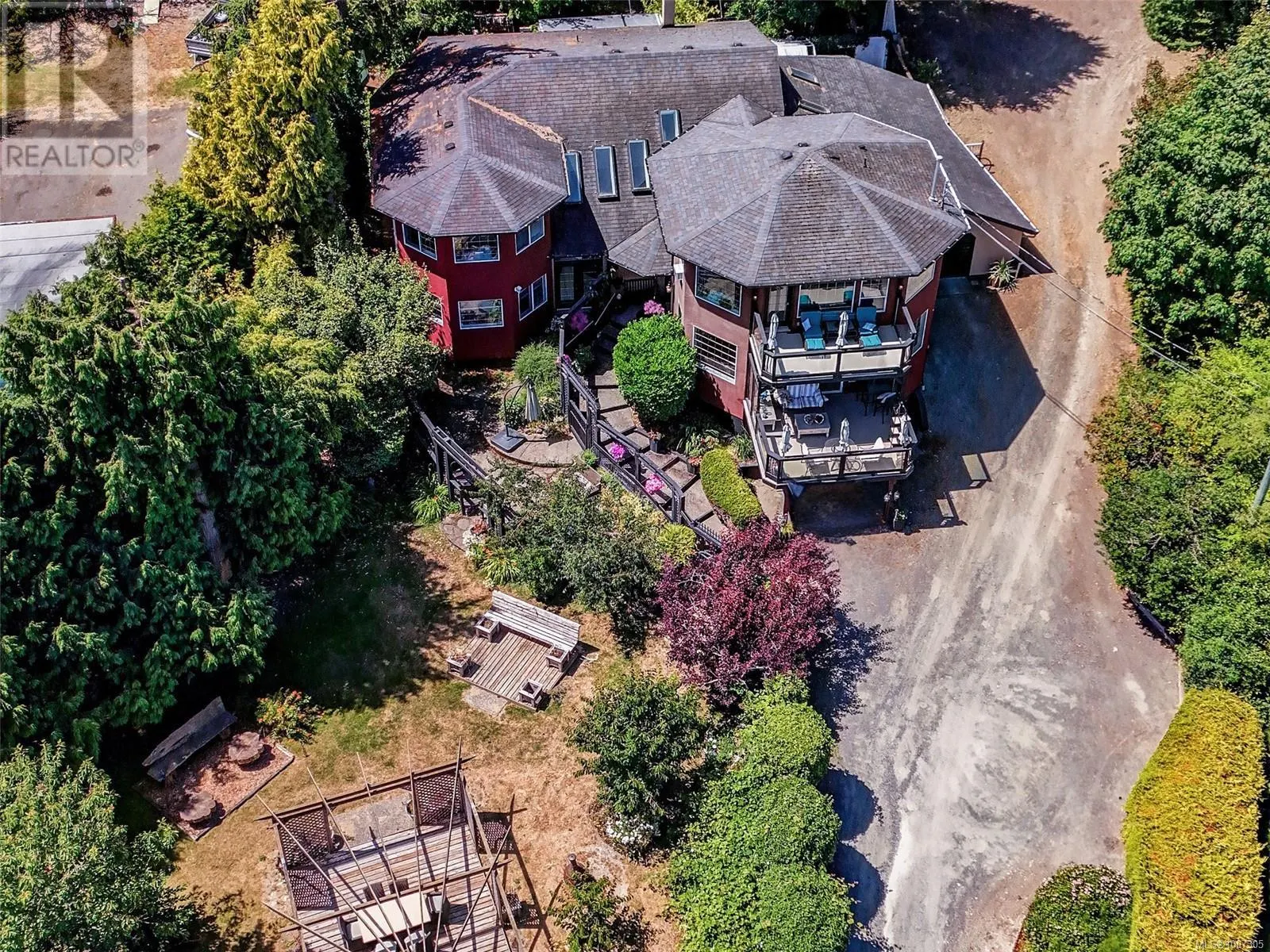 8626 Lochside Dr