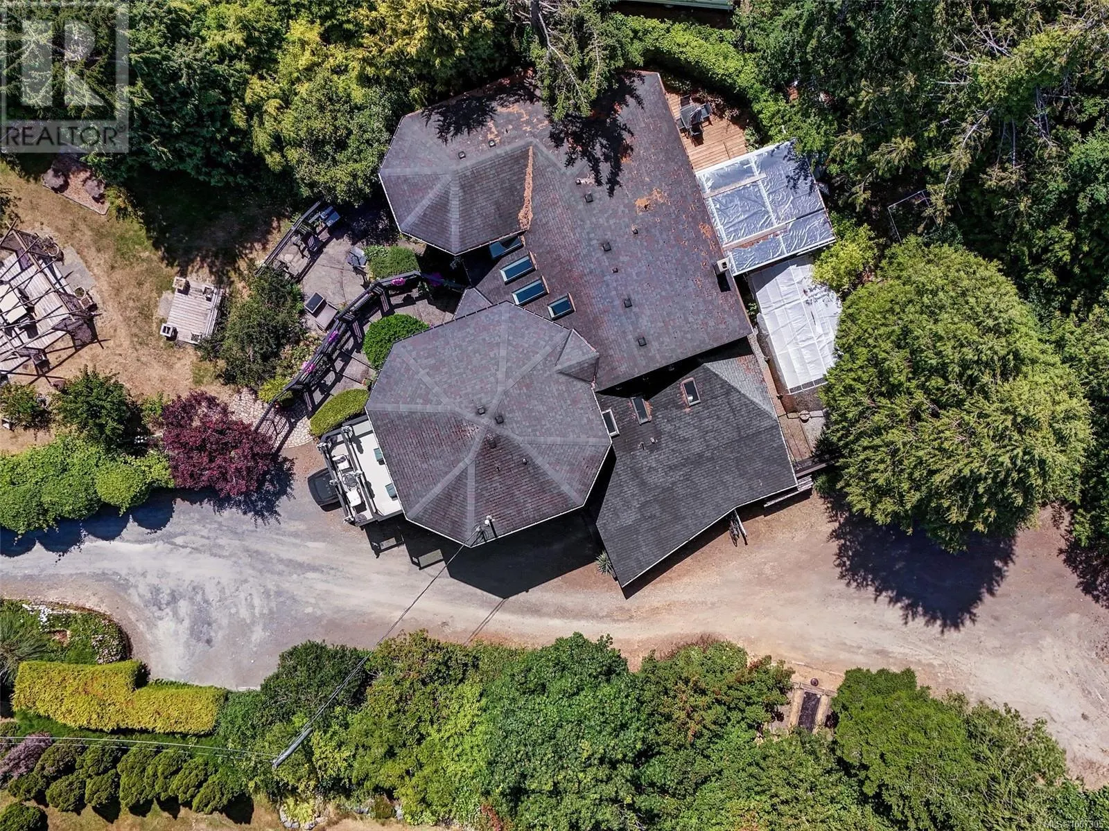 8626 Lochside Dr