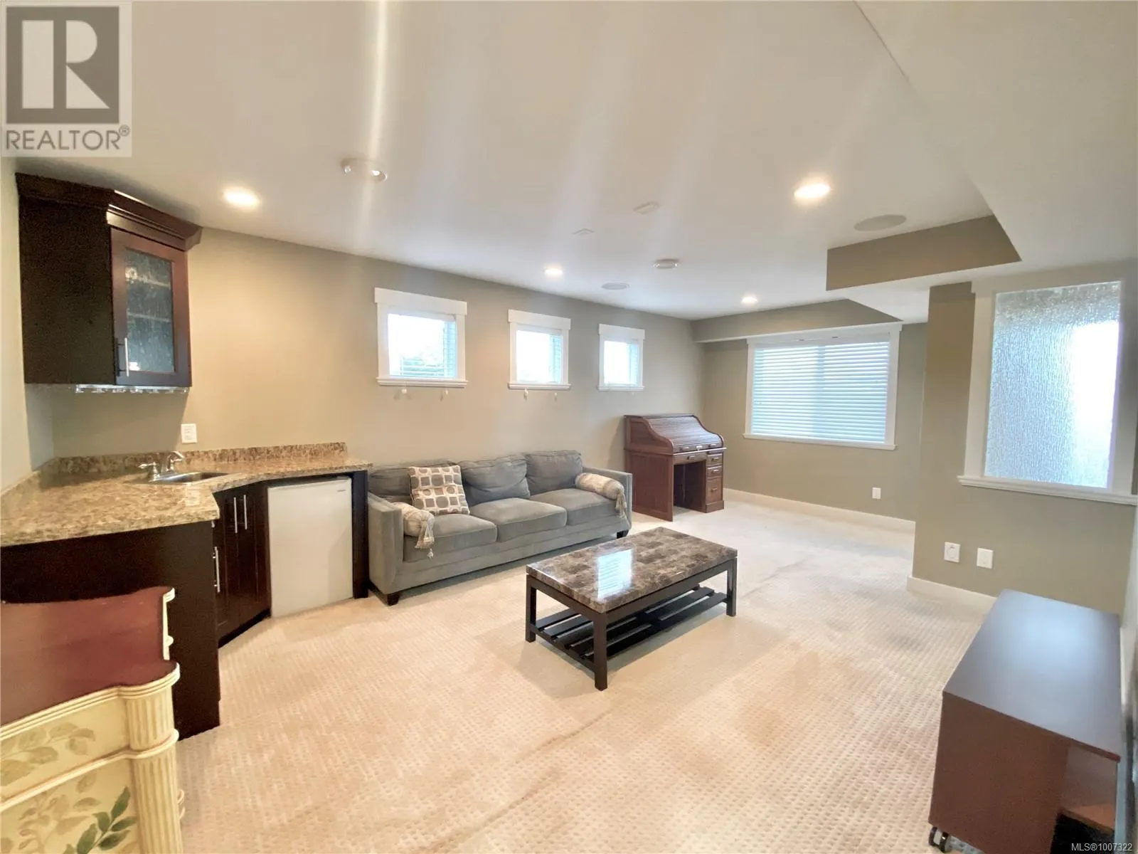 3702 Glen Oaks Dr