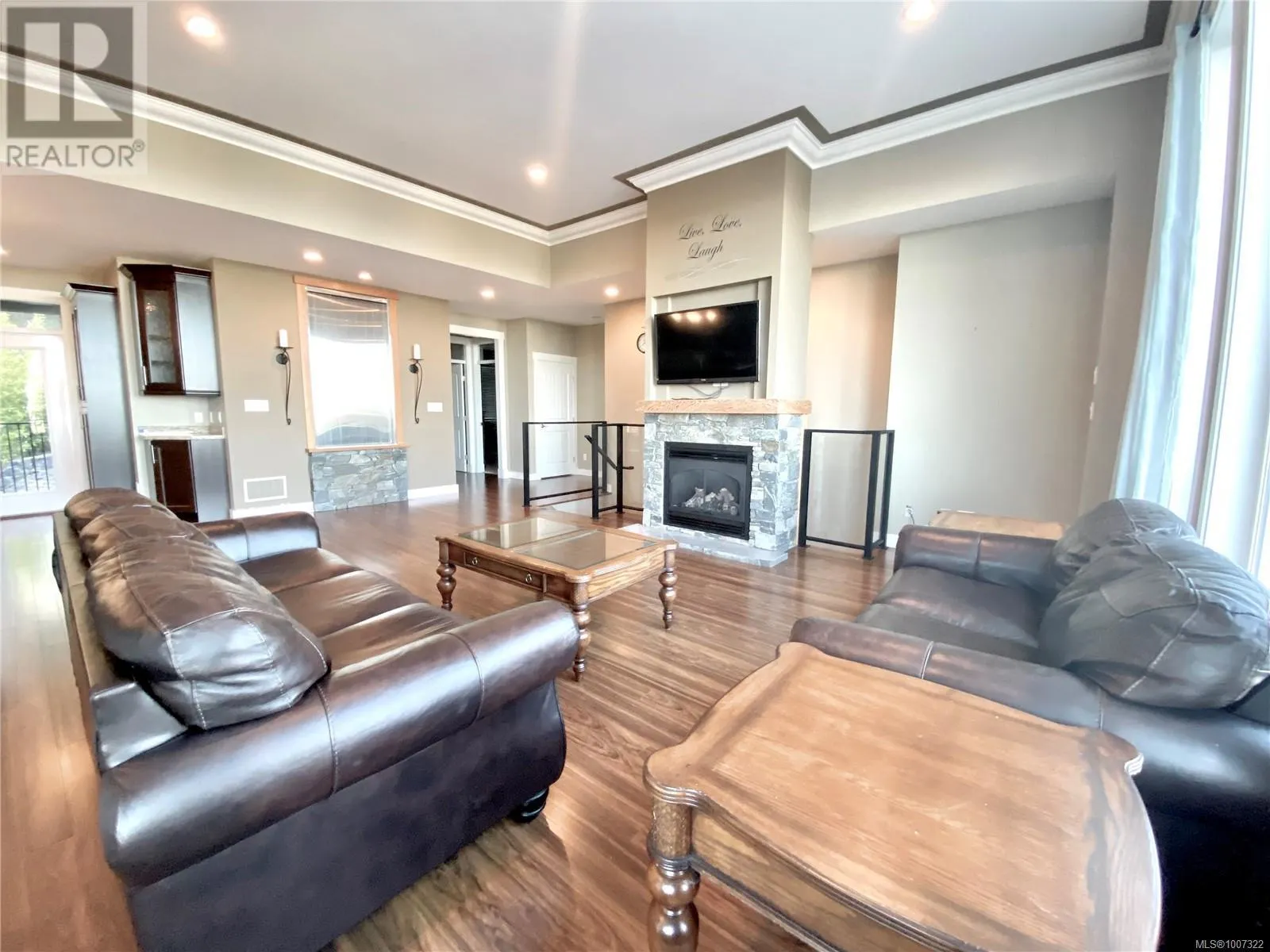 3702 Glen Oaks Dr