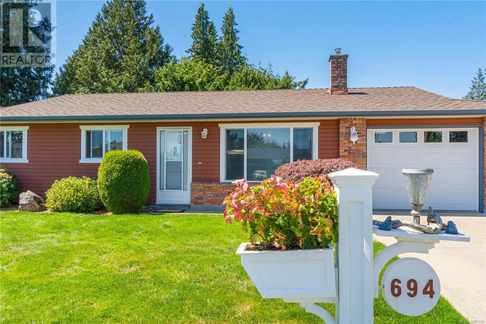 694 Wedgewood Cres