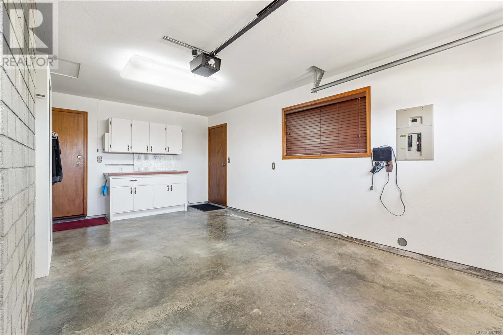 694 Wedgewood Cres