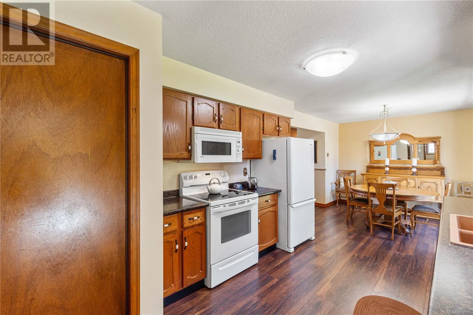 694 Wedgewood Cres