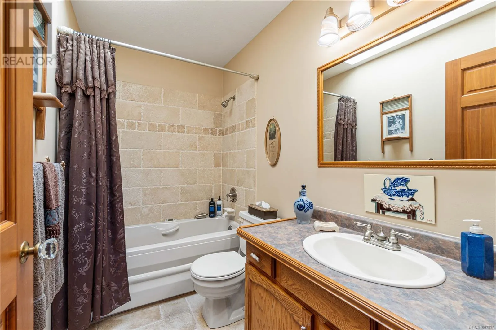694 Wedgewood Cres