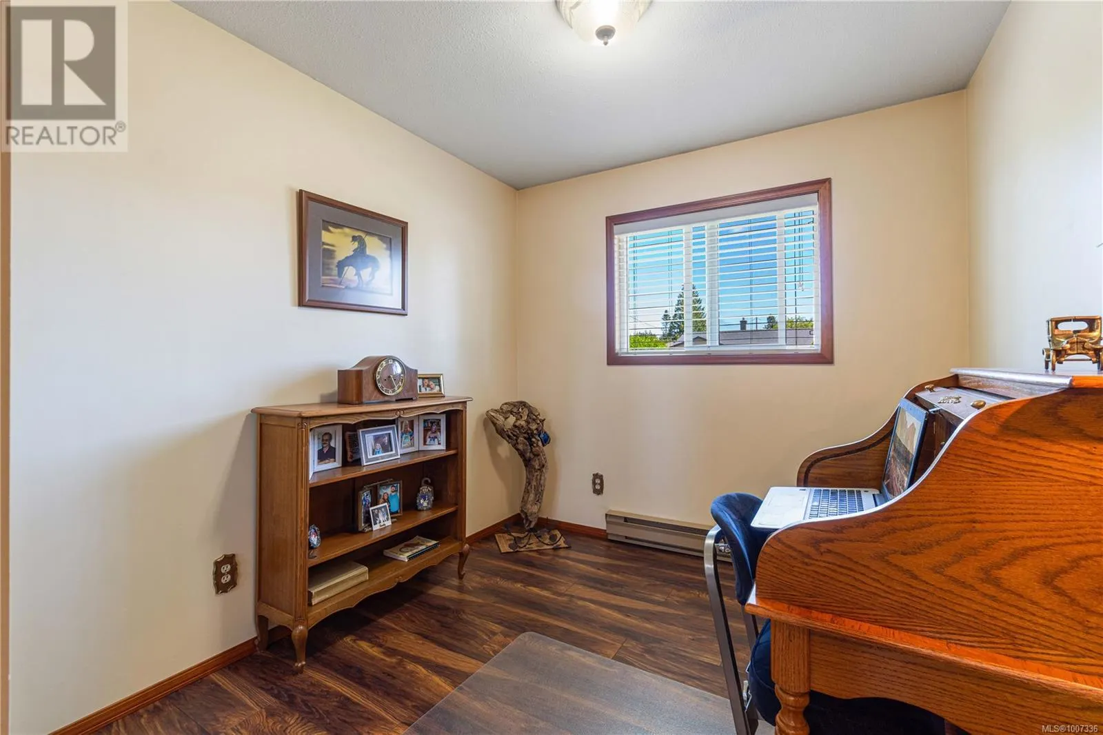 694 Wedgewood Cres