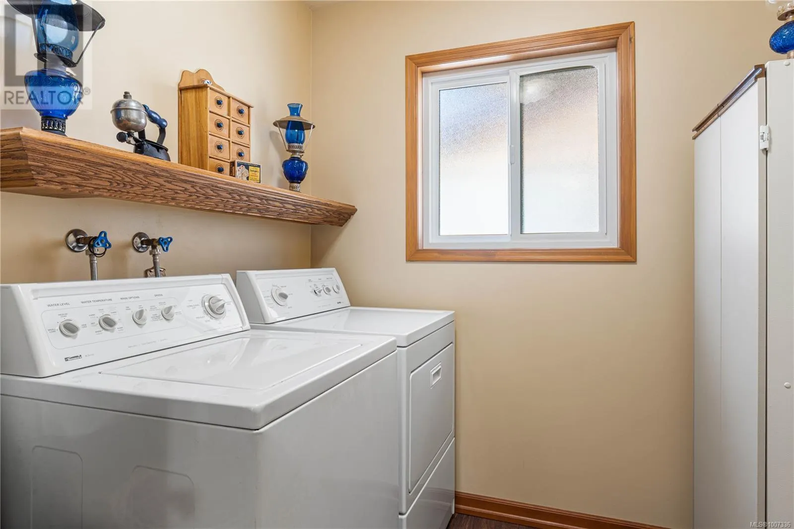 694 Wedgewood Cres