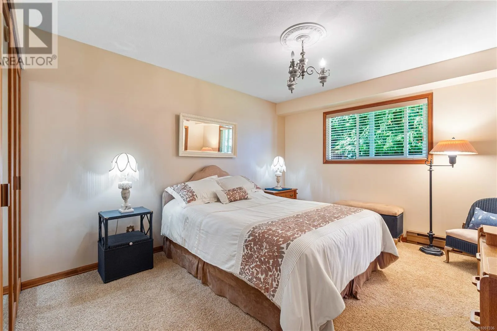 694 Wedgewood Cres