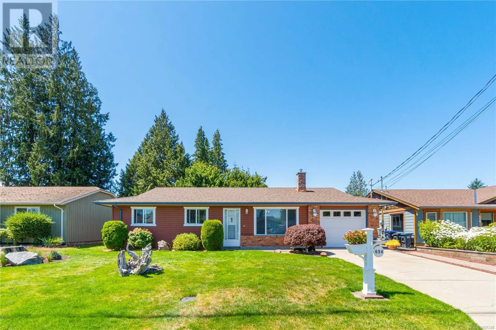694 Wedgewood Cres