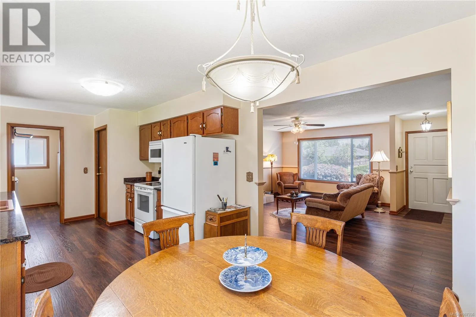 694 Wedgewood Cres
