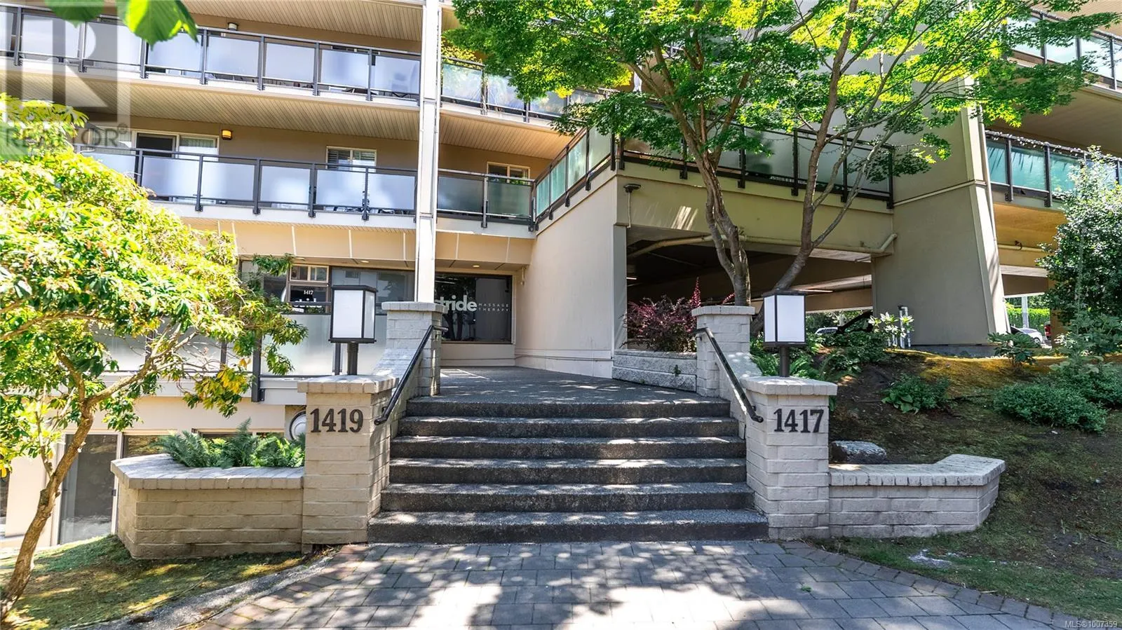 207 1419 Stadacona Ave
