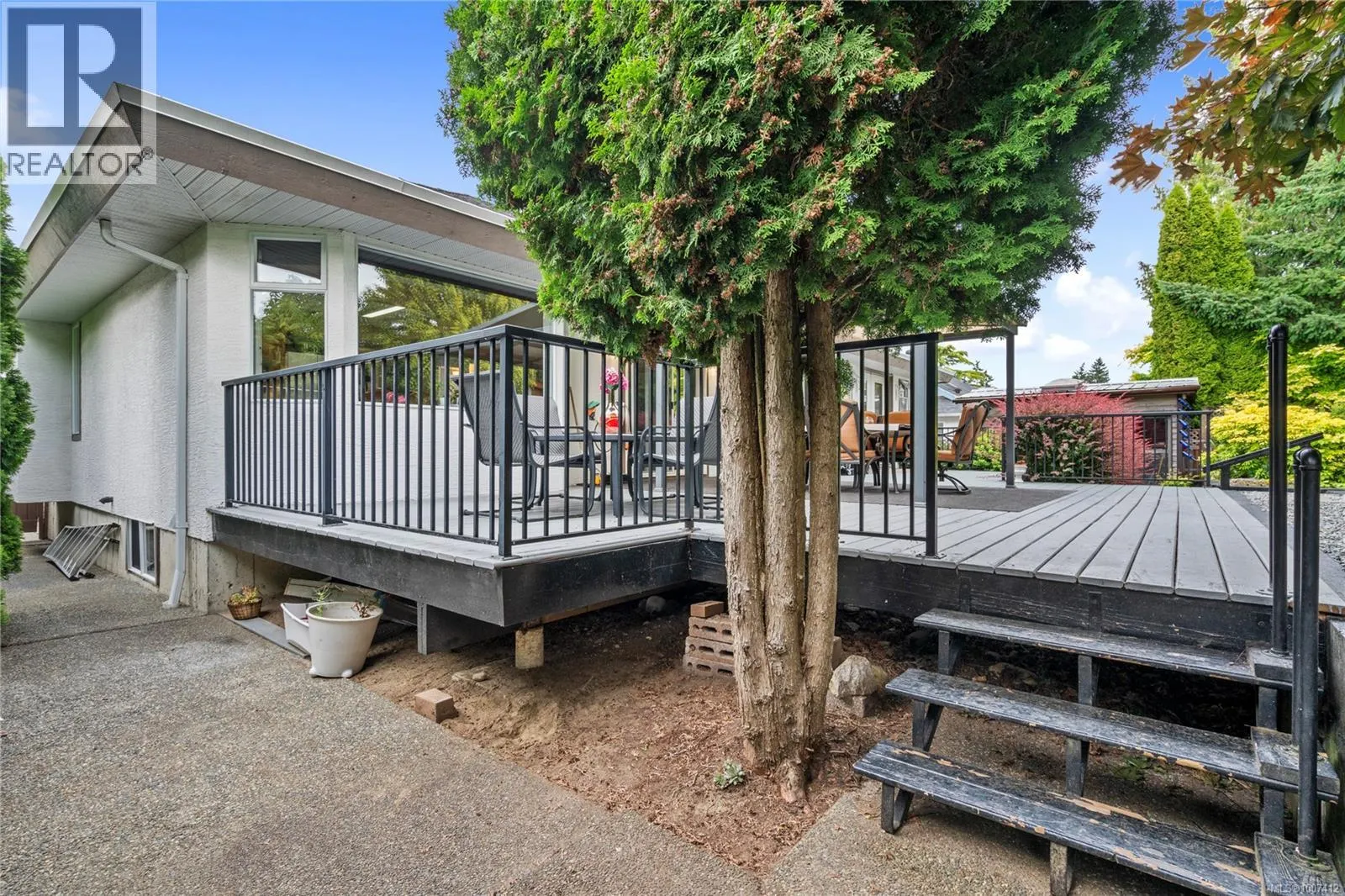 1072 Roberton Blvd