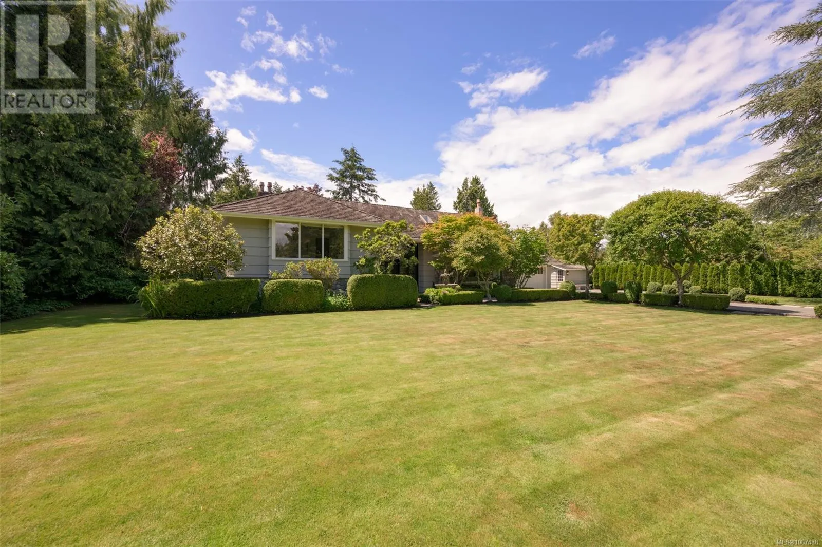 3270 Beach Dr