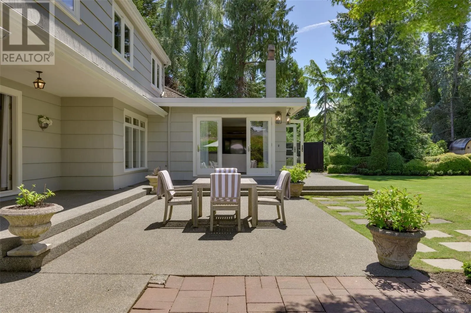 3270 Beach Dr