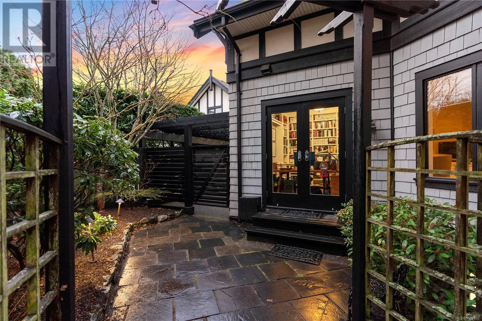 2 906 Pemberton Rd