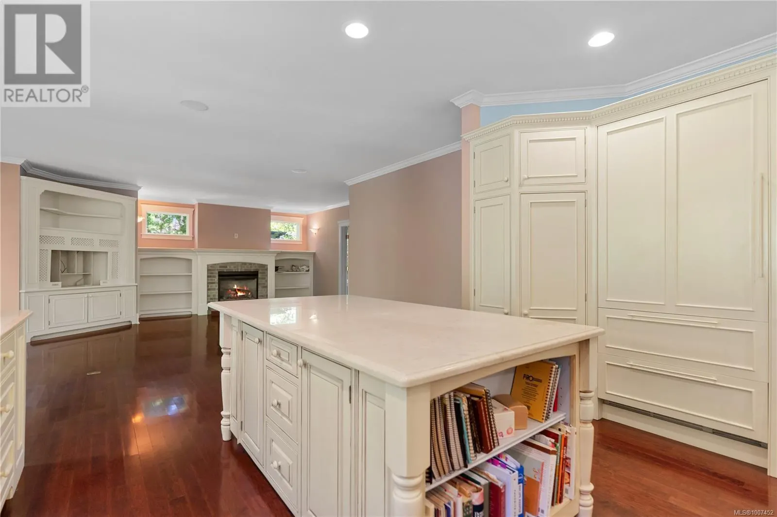 2 906 Pemberton Rd