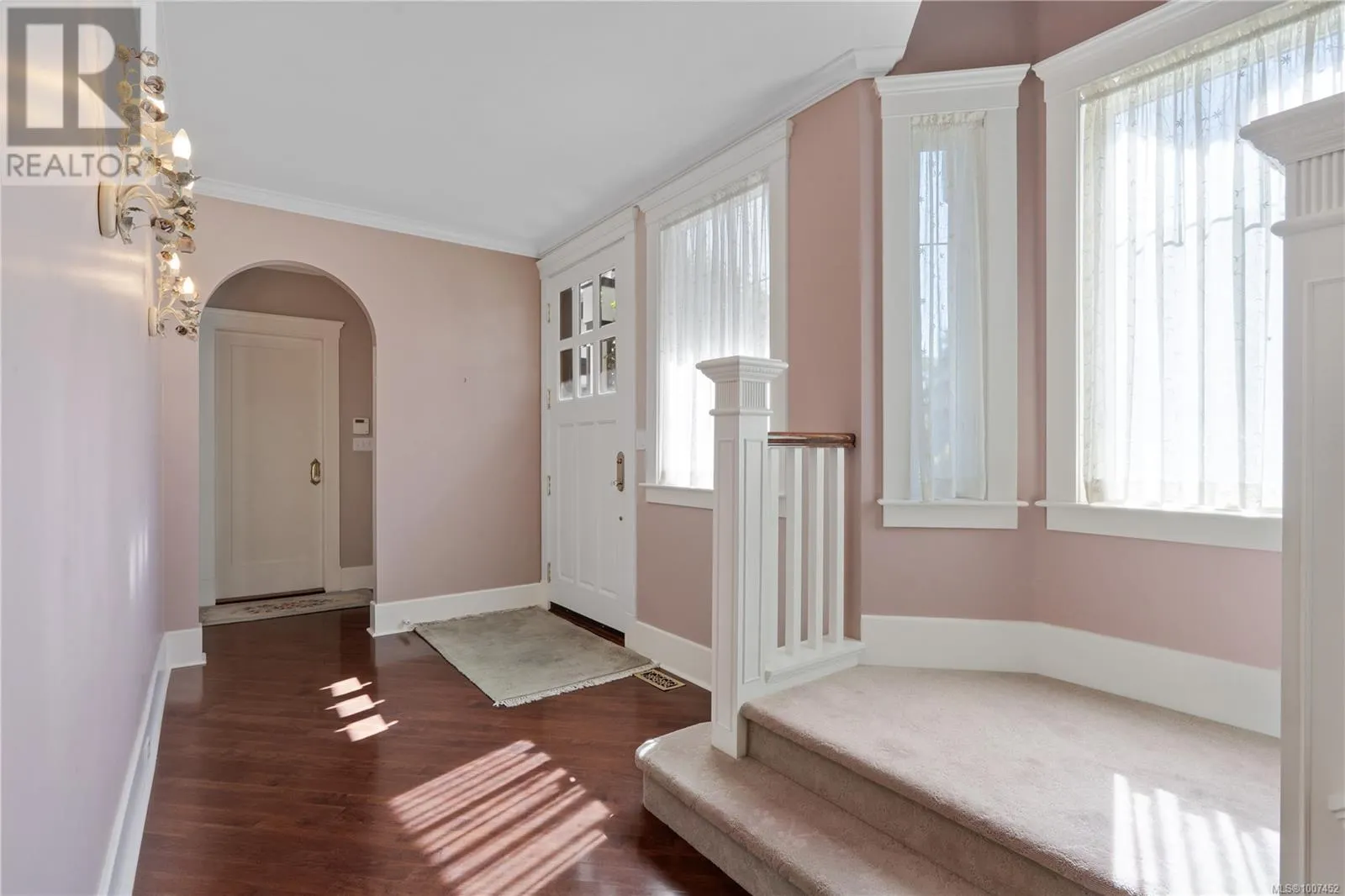 2 906 Pemberton Rd