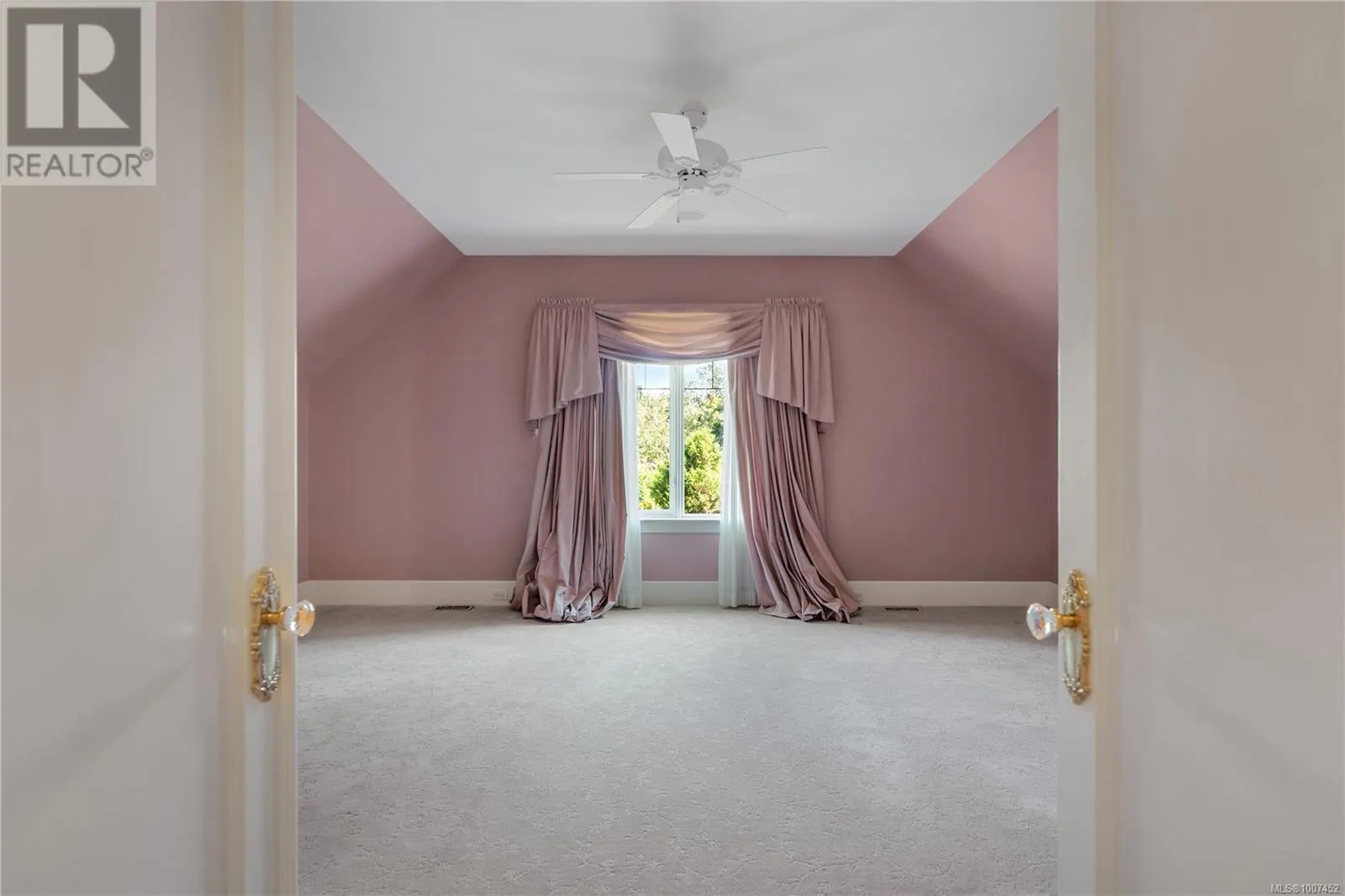 2 906 Pemberton Rd