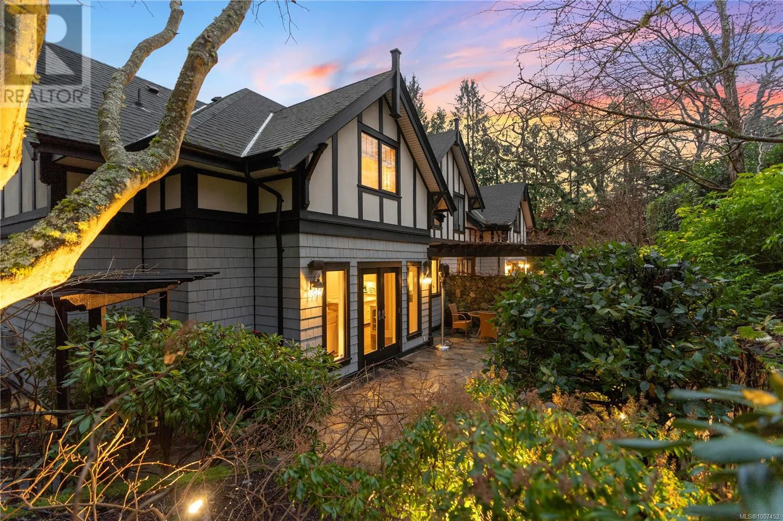 2 906 Pemberton Rd