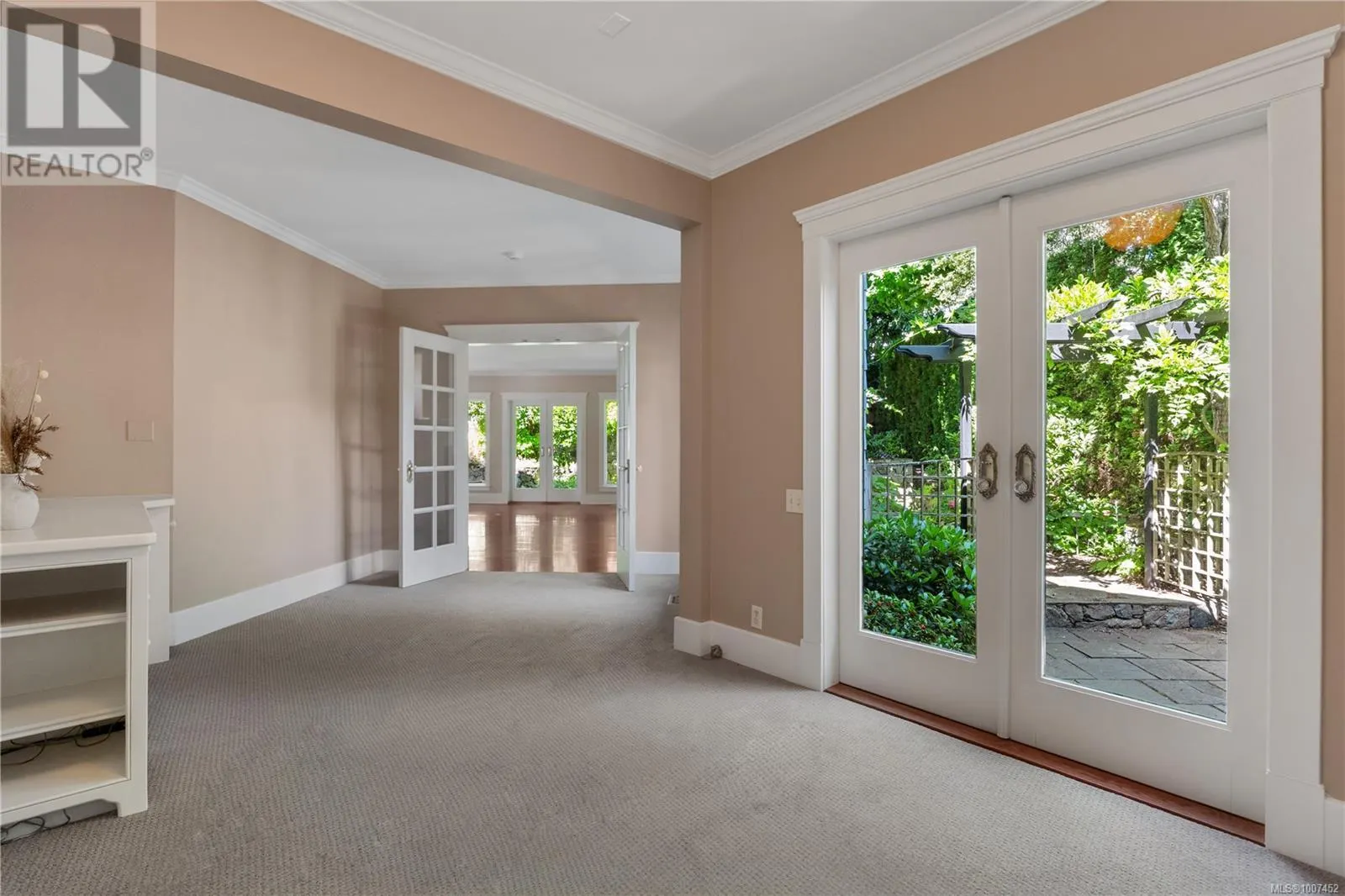 2 906 Pemberton Rd