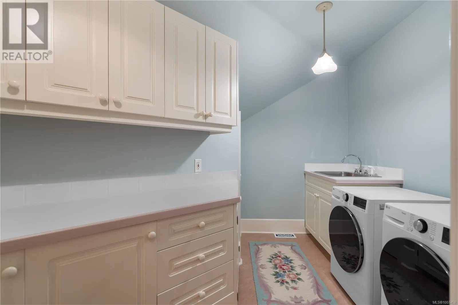 2 906 Pemberton Rd