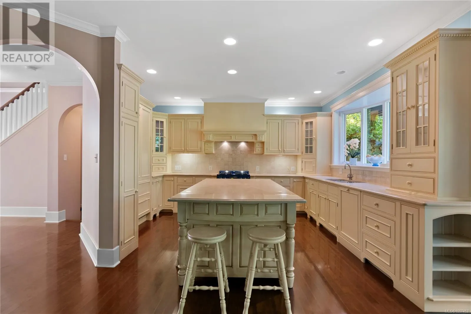 2 906 Pemberton Rd