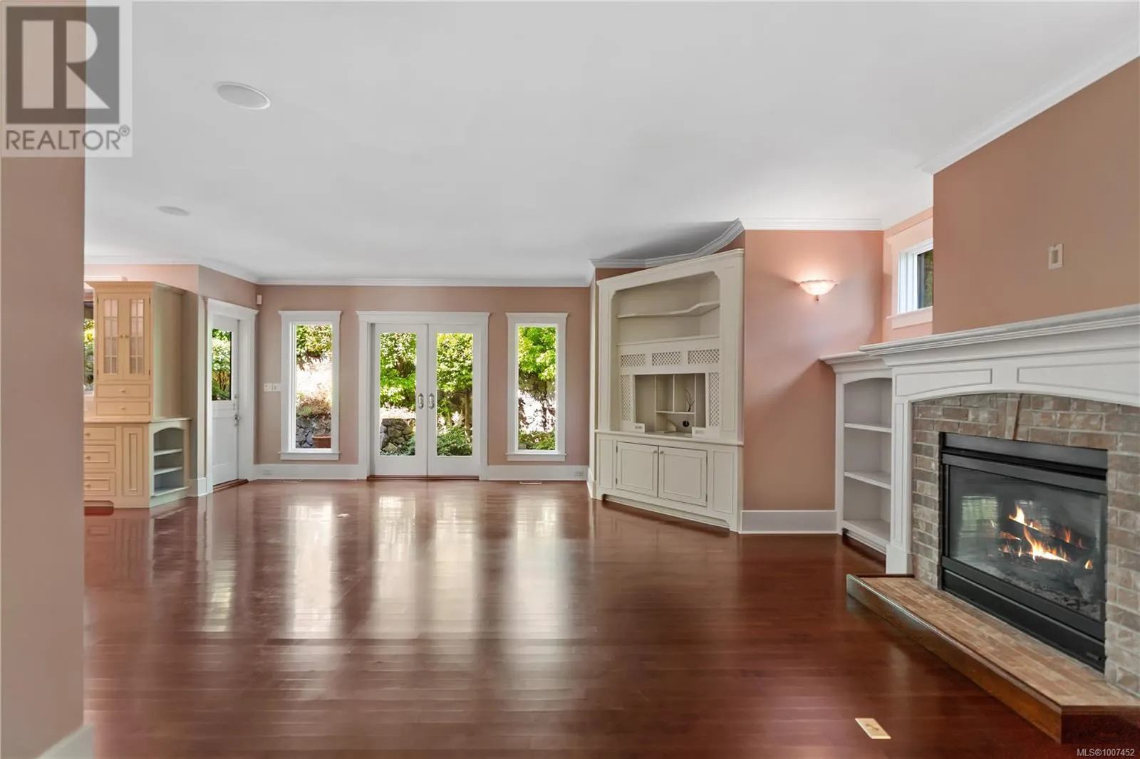2 906 Pemberton Rd