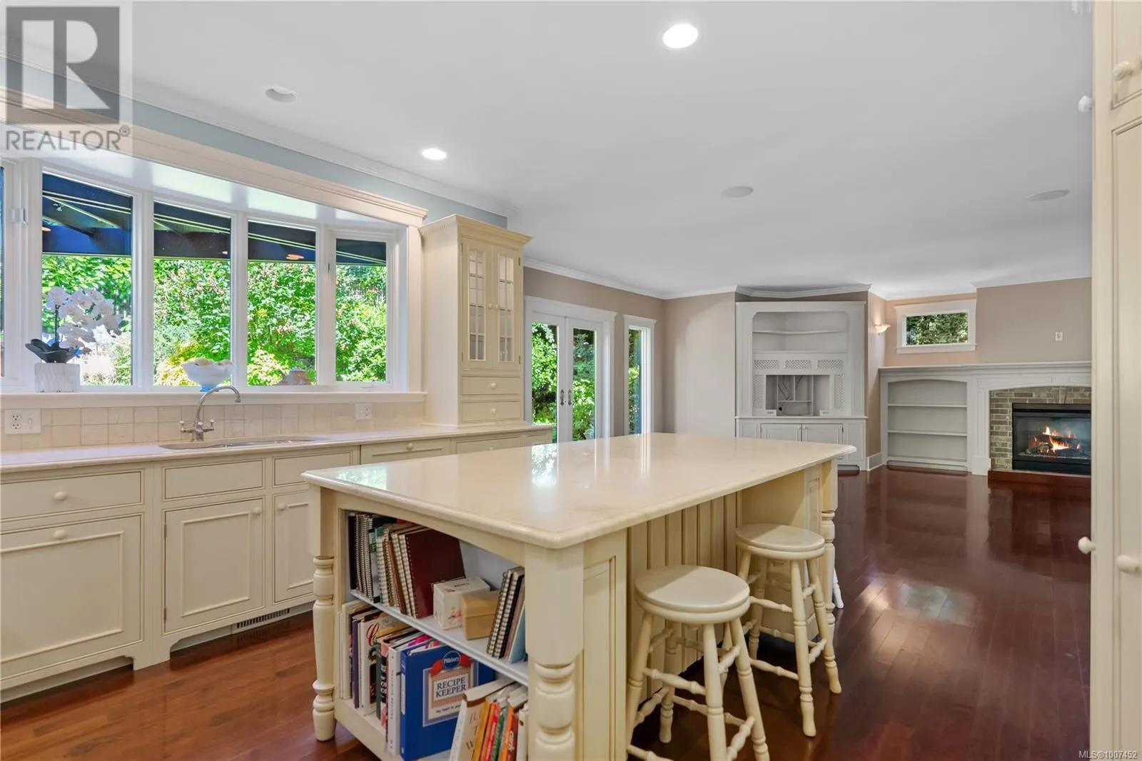 2 906 Pemberton Rd