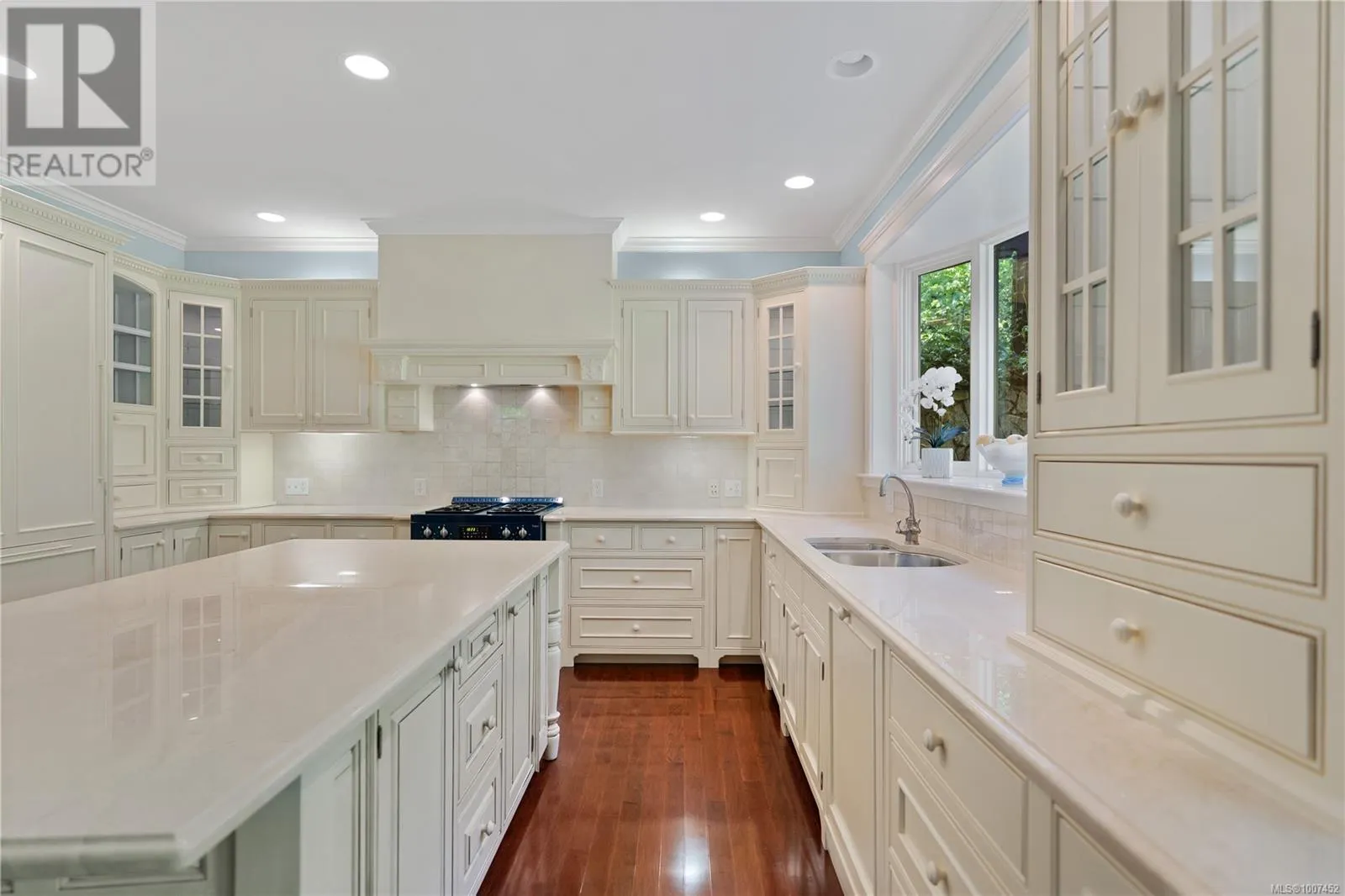 2 906 Pemberton Rd