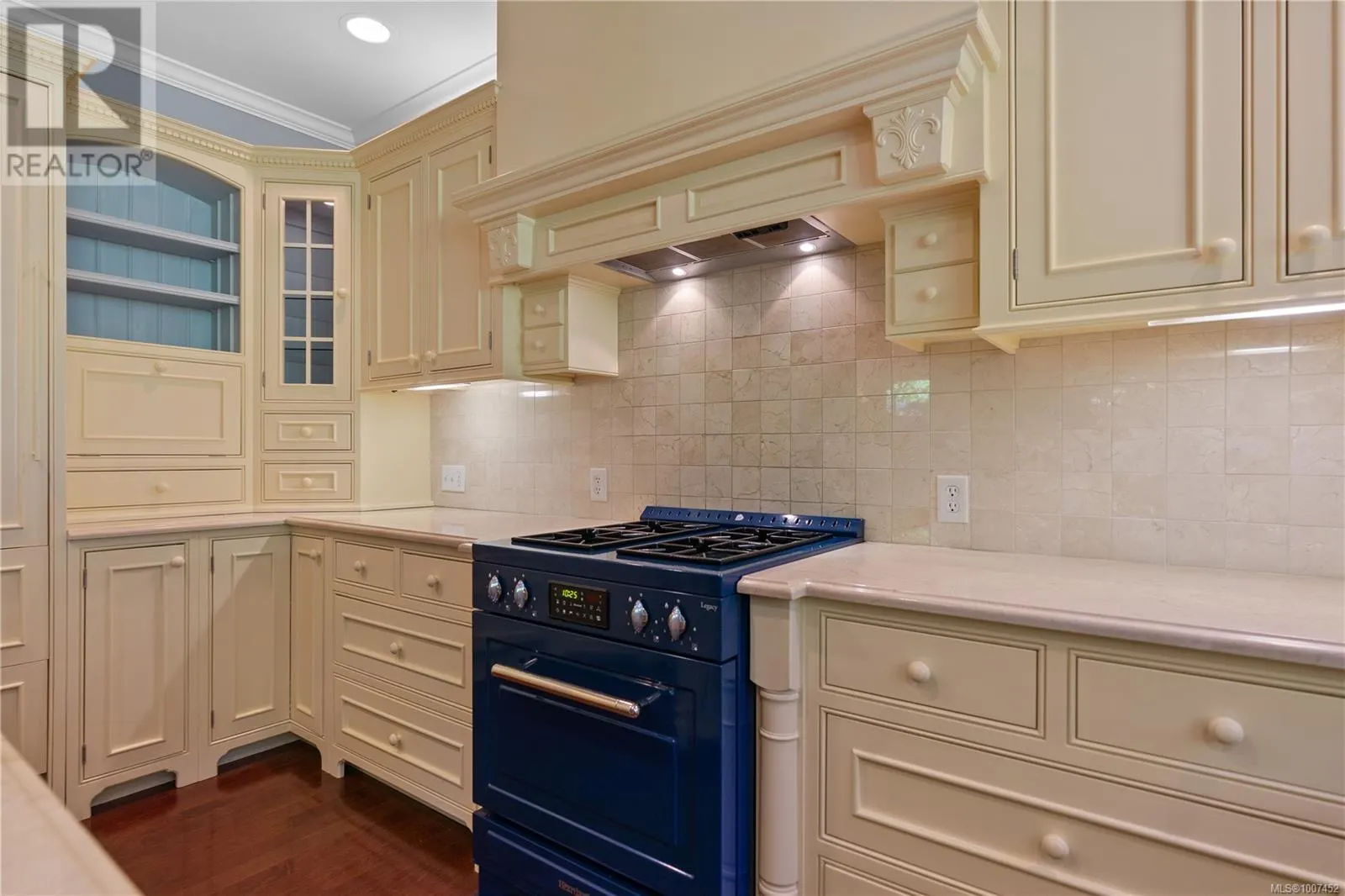 2 906 Pemberton Rd