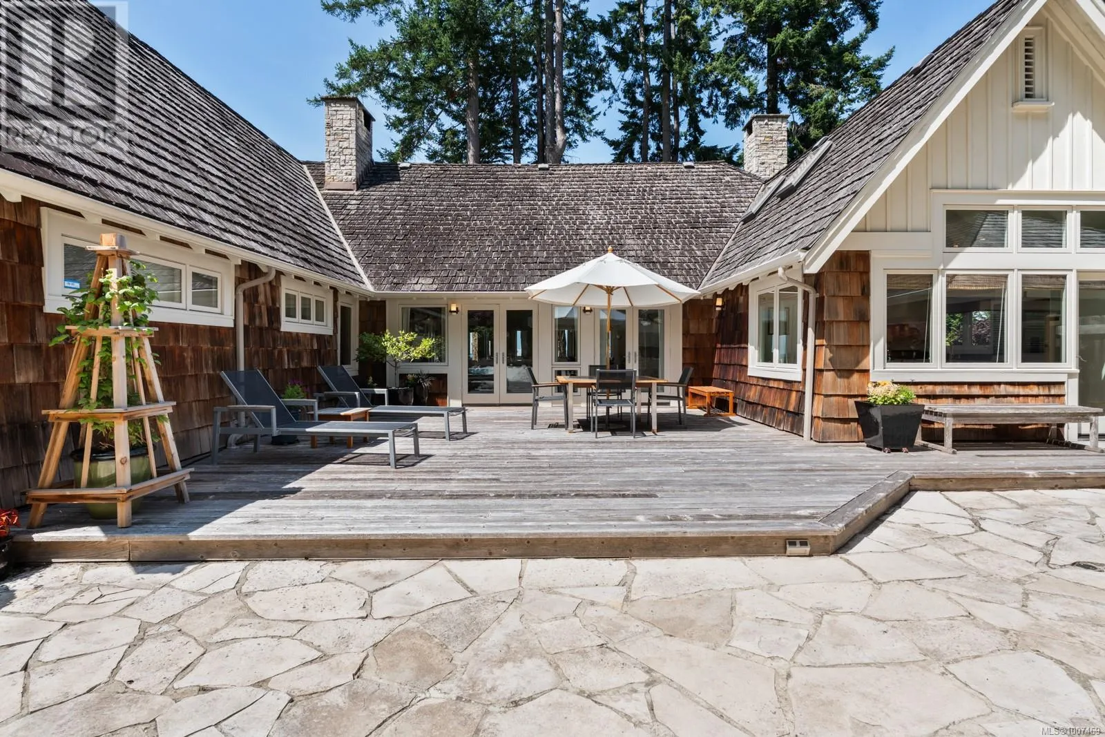 382 Judges Row