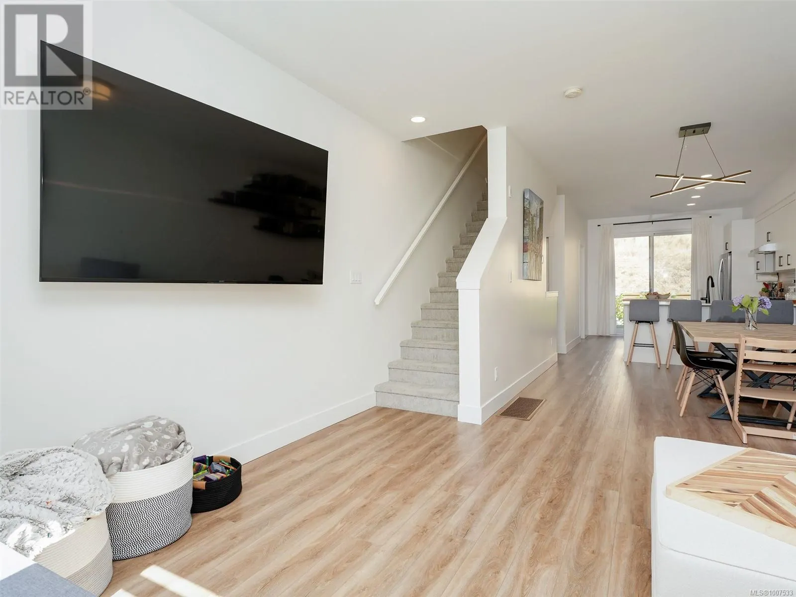 21 255 Caspian Dr