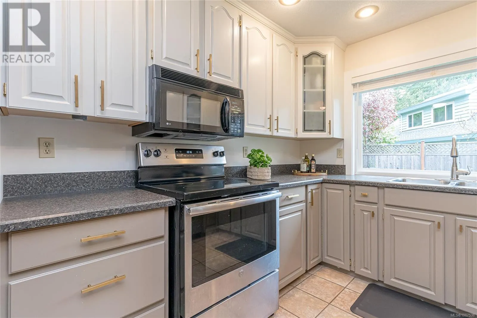 600 Nassau Cres