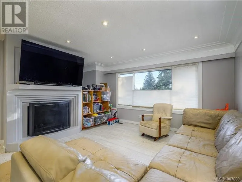 1732 James Way