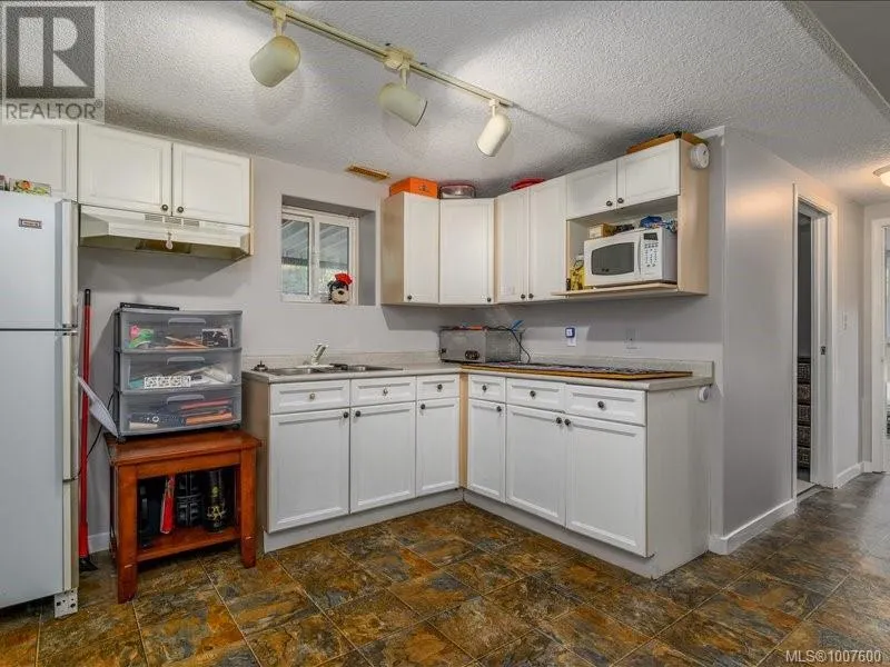 1732 James Way
