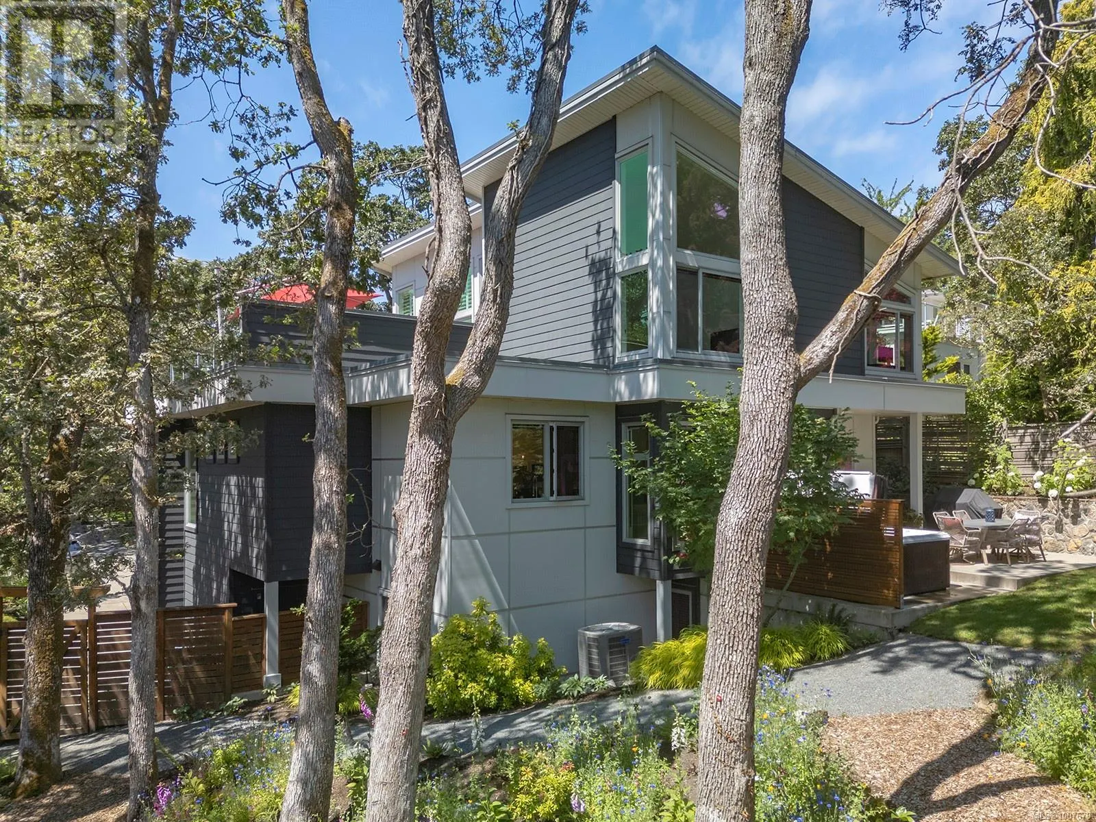 3411 Mayfair Dr