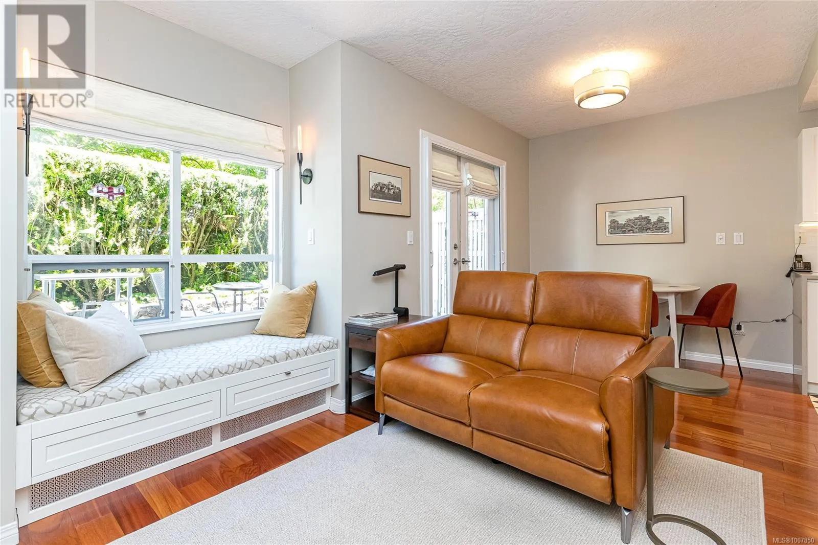 6 370 Waterfront Cres