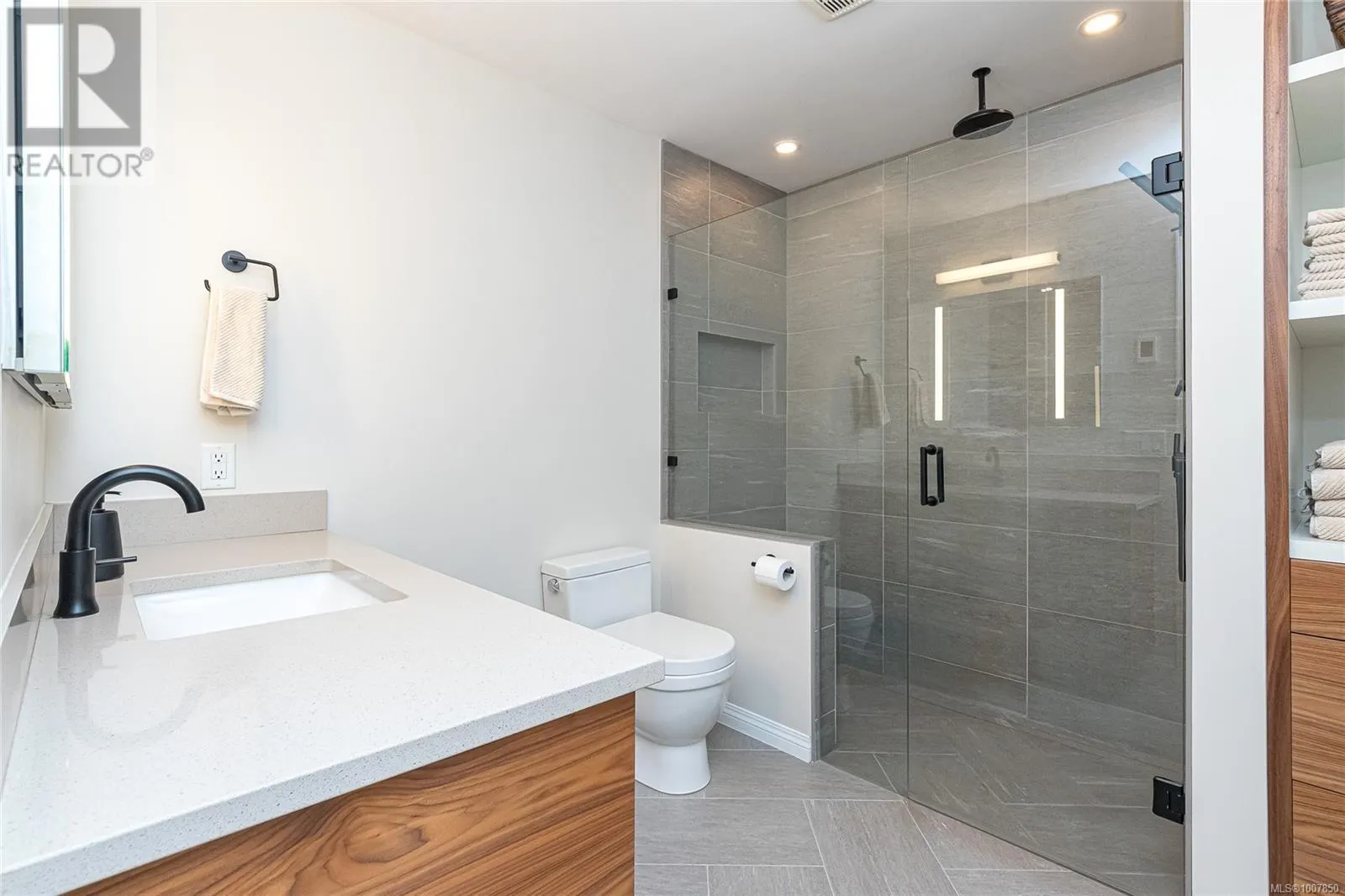 6 370 Waterfront Cres