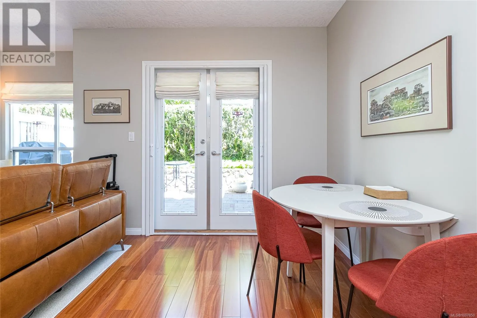 6 370 Waterfront Cres